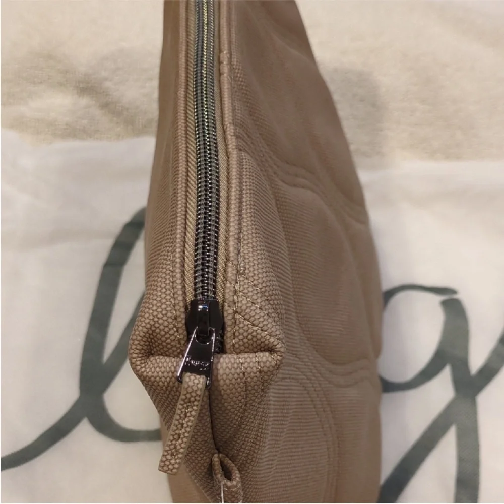 Lug Volley Luxe VL “Sand” Quilted Organizer. NWT with storage bag